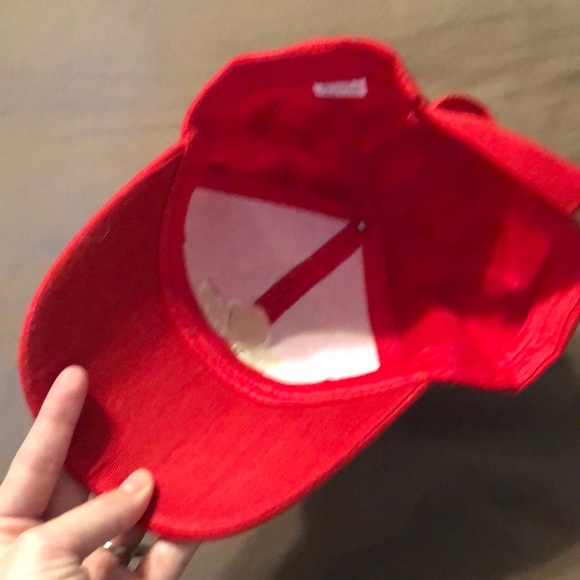 Red woman’s hat - Picture 2 of 2